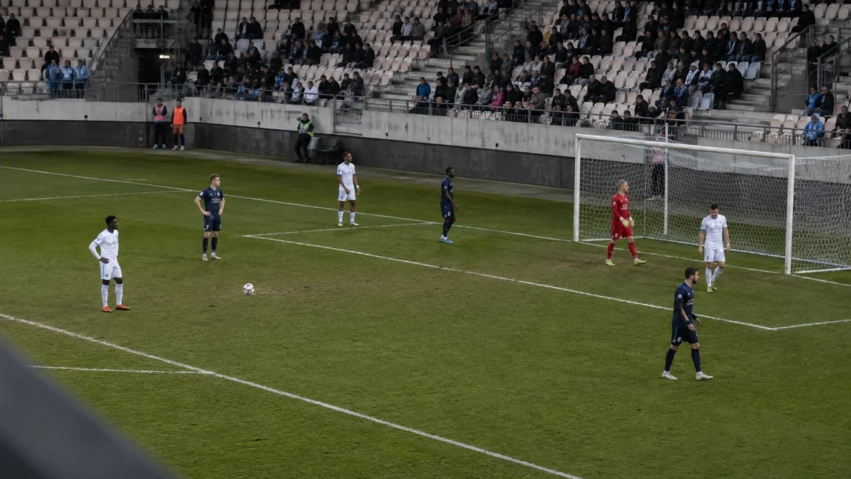 Paris FC slog Marseille och hakar på i toppen