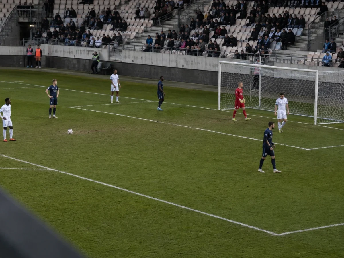 Paris FC slog Marseille och hakar på i toppen